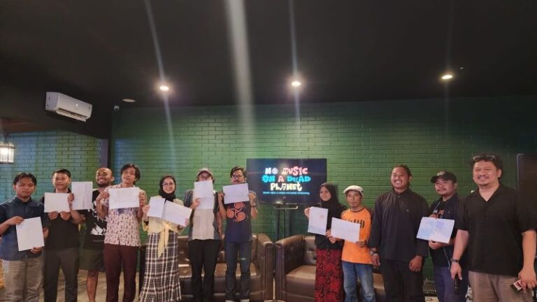 Trend Asia bersama Music Declare's Emergency dan band lokal Pontianak LAS! menggelar diskusi lingkungan bertajuk No Music on a Dead Planet yang membahas tentang isu lingkungan terkini di Kalimantan Barat