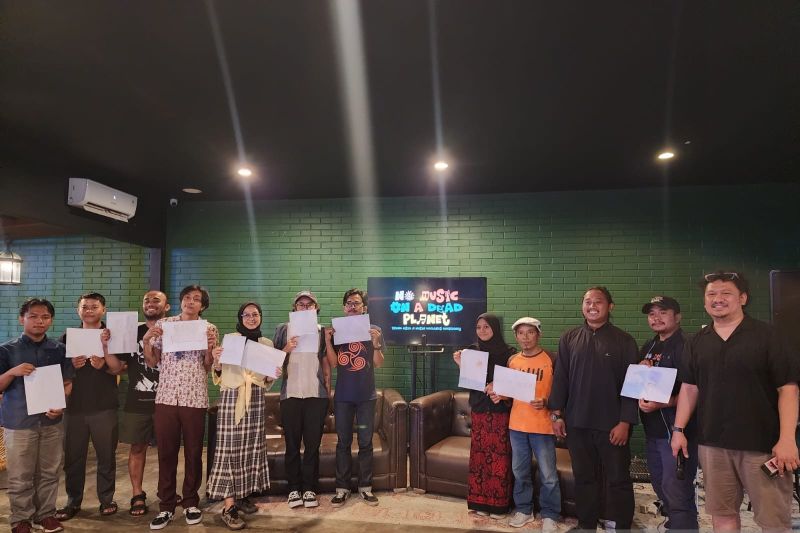 Trend Asia bersama Music Declare's Emergency dan band lokal Pontianak LAS! menggelar diskusi lingkungan bertajuk No Music on a Dead Planet yang membahas tentang isu lingkungan terkini di Kalimantan Barat