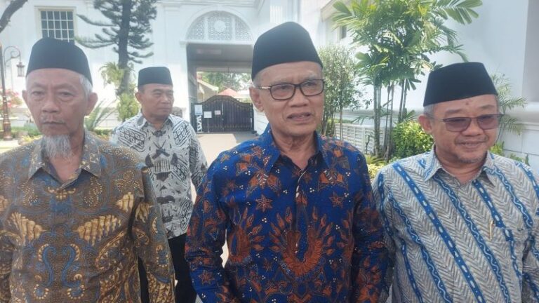 Ketua Umum PP Muhammadiyah Haedar Nashir (batik biru tengah) di Istana Kepresidenan Jakarta, Selasa (17/9/2024).