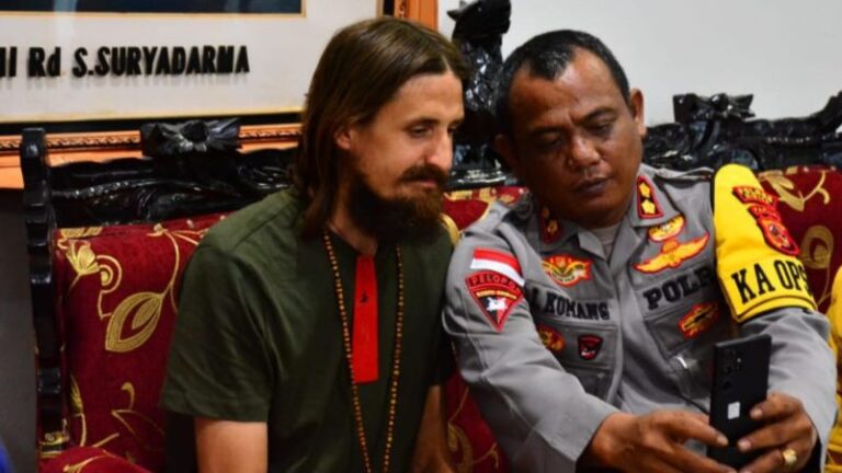 Pilot Pilot Susi Air Kapten Philip Mark Marthens (kiri) bersama Satgas Operasi Damai Cartenz 2024
