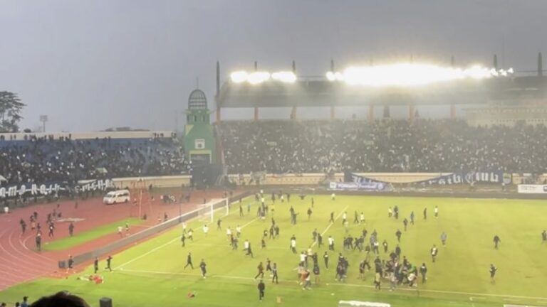 Situasi usai pertandingan Persib melawan Persija tampak para oknum suporter masuk ke tengah lapangan untuk menyerang steward yang sedang bertugas di Stadion Si Jalak Harupat, Kabupaten Bandung, Jawa Barat, Senin (23/9/2024).