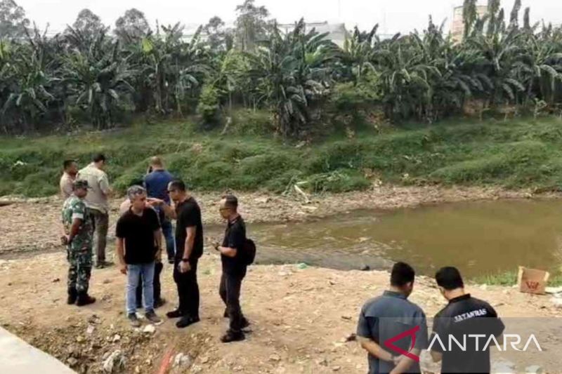 Polisi menyisir aliran Kali Bekasi di Kota Bekasi, Jawa Barat usai menemukan tujuh jasad remaja pria pagi ini.