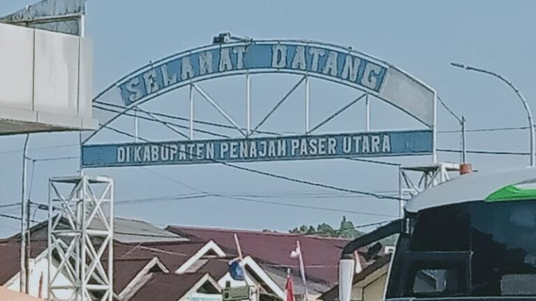 Pintu gerbang Kabupaten Penajam Paser Utara, Provinsi Kalimatan Timur.
