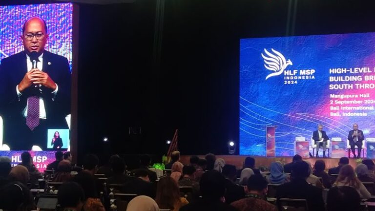 Menteri Investasi RI/Kepala Badan Koordinasi Penanaman Modal (BKPM) Rosan Roeslani memberikan sambutan di sela diskusi Forum Kemitraan Multi-Sektor (HLF MSP) dan Forum Indonesia Afrika (IAF) ke-2 di Nusa Dua, Kabupaten Badung, Bali, Senin (2/9/2024)