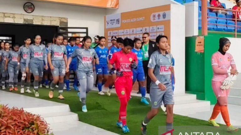 Tim sepakbola putri Yogyakarta (biru) saat akan berlaga melawan Kalimantan Timut (abu-abu) di Stadion Mini Disporasu, Deli Serdang, Sumatera Utara.
