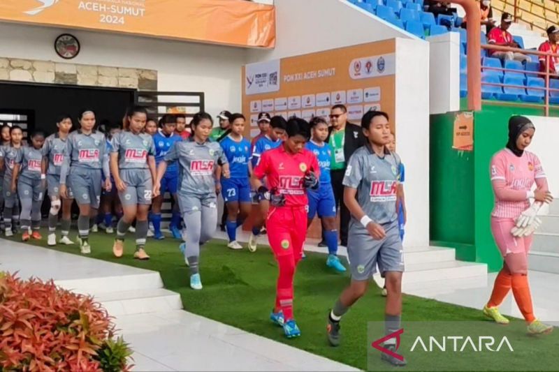 Tim sepakbola putri Yogyakarta (biru) saat akan berlaga melawan Kalimantan Timut (abu-abu) di Stadion Mini Disporasu, Deli Serdang, Sumatera Utara.