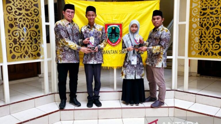 Dua siswa dan siswi madrasah Provinsi Kalimantan Selatan yang berhasil meraih medali emas pada Kompetisi Sains Madrasah Nasional 2024 di Ternate, Maluku Utara, Minggu (8/9/2024).