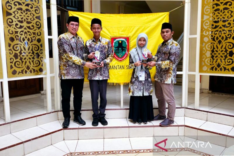 Dua siswa dan siswi madrasah Provinsi Kalimantan Selatan yang berhasil meraih medali emas pada Kompetisi Sains Madrasah Nasional 2024 di Ternate, Maluku Utara, Minggu (8/9/2024).