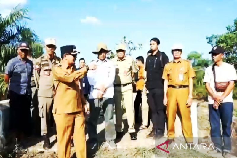 Pj Bupati Tanah Laut Syamsir Rahman saat melakukan sidak ke lokasi pertambangan ilegal.