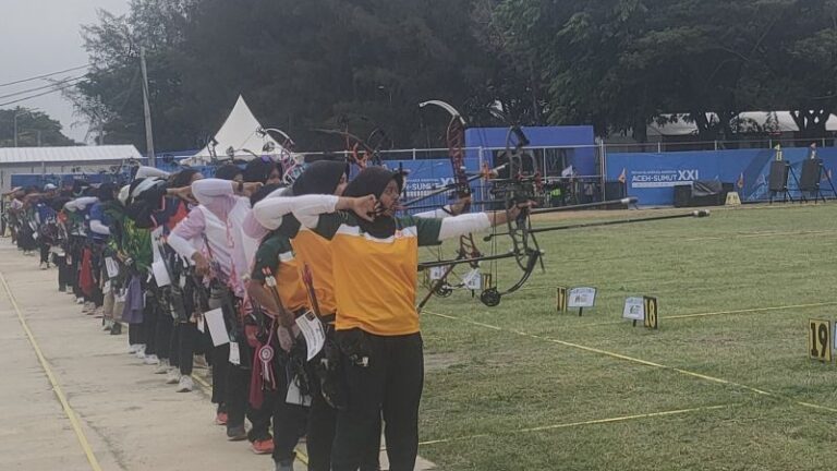 Babak perempat final panahan divisi compound putri dalam Pekan Olahraga Nasional (PON) XXI/2024 Aceh-Sumatera Utara di Stadion Harapan Bangsa, Banda Aceh, Jumat (13/9/2024). (ANTARA/Risky Syukur)