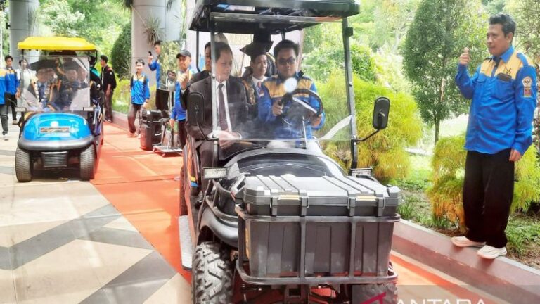 Dua mobil listrik yang diciptakan Tim Program Studi Teknik Mesin Fakultas Teknik ULM saat Dies Natalis ke-66 ULM di Banjarbaru.