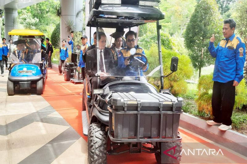 Dua mobil listrik yang diciptakan Tim Program Studi Teknik Mesin Fakultas Teknik ULM saat Dies Natalis ke-66 ULM di Banjarbaru.