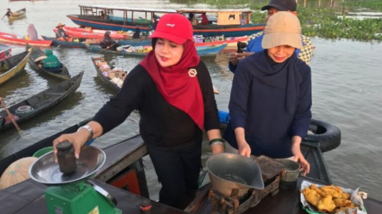 DKUMPP Banjar Lakukan Tera Ulang Timbangan di Pasar Terapung Lok Baintan