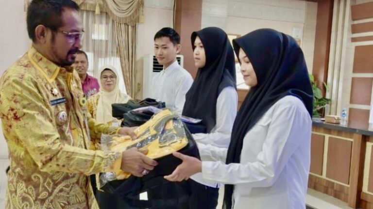 Penjabat (Pj) Bupati HSU Zakly Asswan menyerahkan secara simbolis perlengkapan pelatihan kerja kepada perwakilan peserta di Amuntai, Hulu Sungai Utara, Kalimantan Selatan, beberapa waktu lalu.