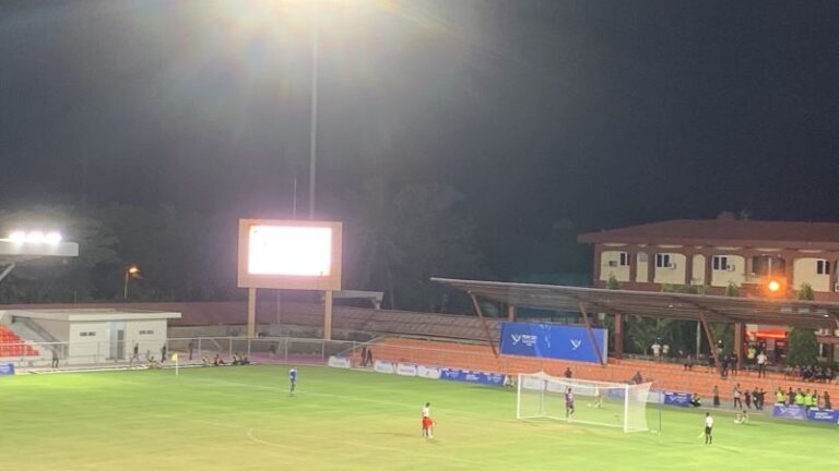 Pemain Kalsel melakukan tendangan adu penalti dalam pertandingan babak 8 besar PON Aceh-Sumut menghadapi Papua Pegunungan di Stadion H Dimurthala, Jumat. ANTARA/Mario Sofia Nasution