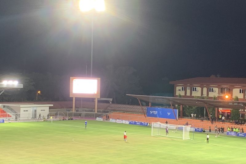 Pemain Kalsel melakukan tendangan adu penalti dalam pertandingan babak 8 besar PON Aceh-Sumut menghadapi Papua Pegunungan di Stadion H Dimurthala, Jumat. ANTARA/Mario Sofia Nasution