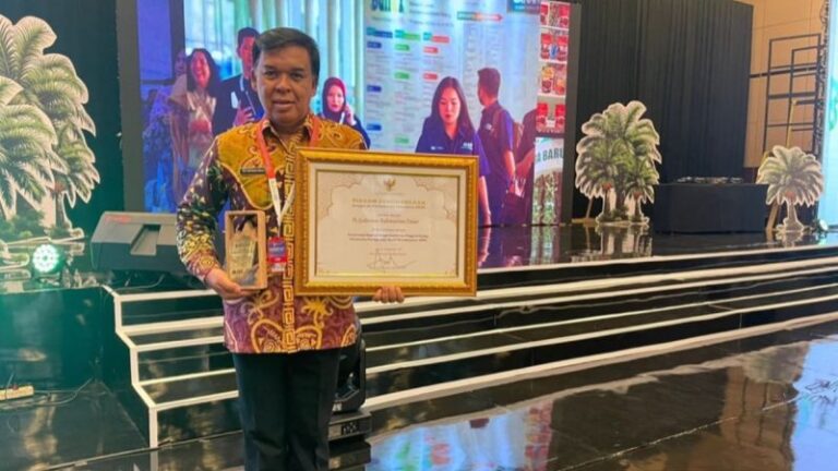 Kepala Dinas Perkebunan Kaltim Ence Rafiddin Rizal saat menerima anugerah perkebunan Indonesia tahun 2024. (ANTARA/HO-Diskominfo Kaltim).