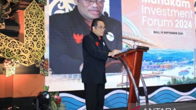 Kepala Dinas Penanaman Modal dan Pelayanan Terpadu Satu Pintu (DPMPTSP) Provinsi Kaltim Fahmi Prima Laksana saat memberikan sambutan di Mahakam Investment Forum