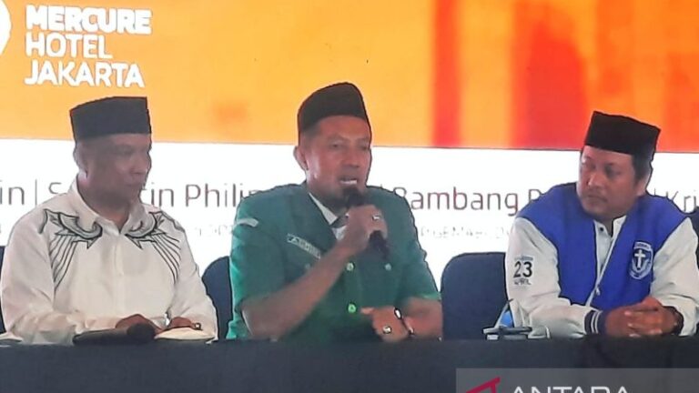 Ketua Umum Gerakan Pemuda (GP) Ansor, Addin Jauharuddin pada saat kegiatan jumpa wartawan dalam menyambut kedatangan Paus Fransiskus di jakarta, Senin (2/8/2024).