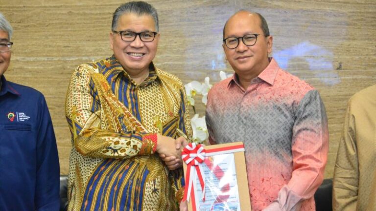 Anggota II BPK/Pimpinan Pemeriksaan Keuangan Negara II Daniel Lumban Tobing saat memberikan laporan hasil pemeriksaan (LHP) atas kepatuhan pengelolaan perizinan pertambangan mineral, batu bara dan kehutanan tahun 2021 hingga triwulan III tahun 2022 kepada Menteri Investasi/Kepala BKPM Rosan Roeslani, di Jakarta, Selasa (17/9/2024).