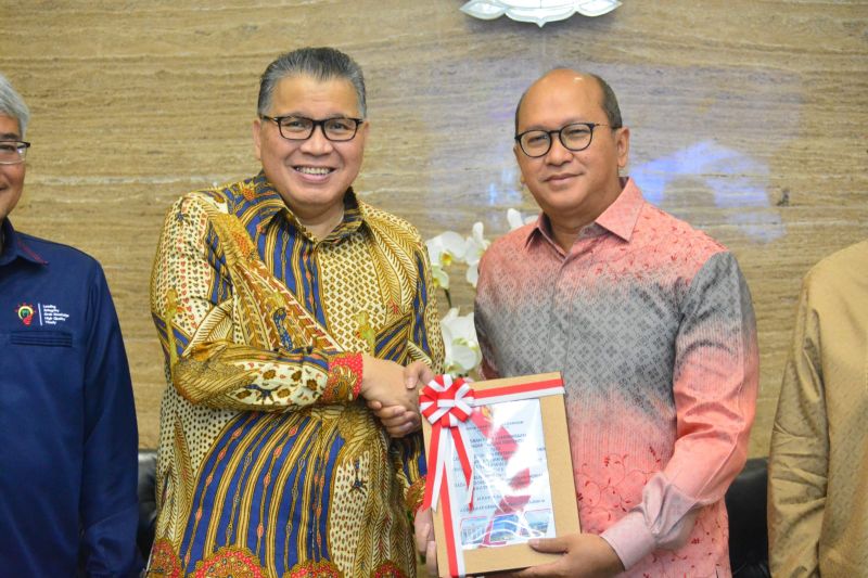 Anggota II BPK/Pimpinan Pemeriksaan Keuangan Negara II Daniel Lumban Tobing saat memberikan laporan hasil pemeriksaan (LHP) atas kepatuhan pengelolaan perizinan pertambangan mineral, batu bara dan kehutanan tahun 2021 hingga triwulan III tahun 2022 kepada Menteri Investasi/Kepala BKPM Rosan Roeslani, di Jakarta, Selasa (17/9/2024).
