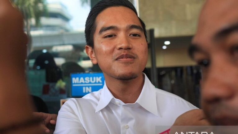 Ketua Umum Partai Solidaritas Indonesia (PSI) Kaesang Pangarep menjawab pertanyaan jurnalis usai memberikan klarifikasi terkait dengan jet pribadi di Gedung ACLC Komisi Pemberantasan Korupsi (KPK), Jakarta, Selasa (17/9/2024).