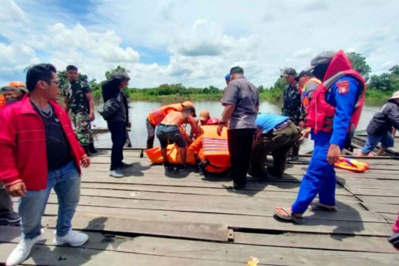 Tim gabungan mengevakuasi korban tenggelam