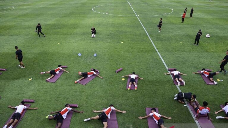 Sejumlah pesepak bola Timnas Indonesia U-20 mengikuti sesi latihan resmi di Lapangan A Gelora Bung Karno, Senayan, Jakarta, Selasa (24/9/2024). Latihan tersebut digelar jelang laga Grup F Kualifikasi Piala Asia U-20 2025 yang berlangsung pada 25-29 September di Stadion Madya Gelora Bung Karno.