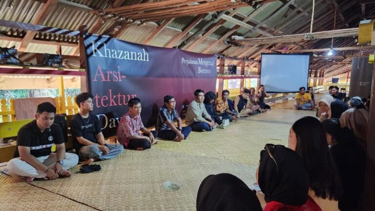 Buku Rumah Dayak