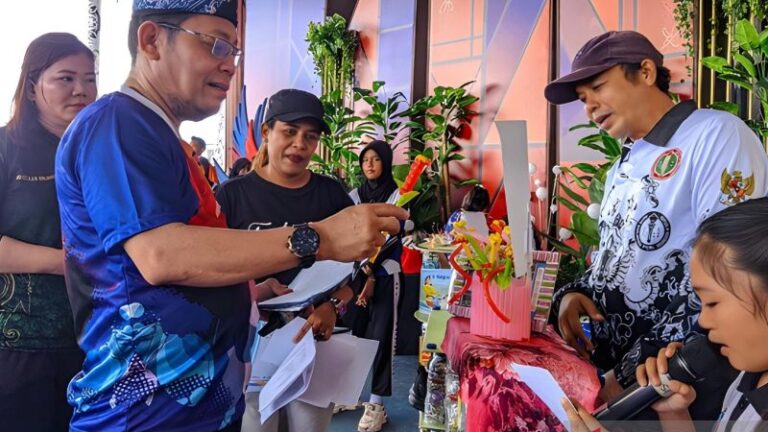 Ilustrasi - Pjs Bupati Malinau, Pollymart Sijabat, sedang melihat bunga hias yang dibuat dari daur ulang sampah plastik di Festival Duta Ecobrick 2024 yang berlangsung di Malinau pada Jumat (25/10/2024). (ANTARA/HO-Kominfo Malinau)