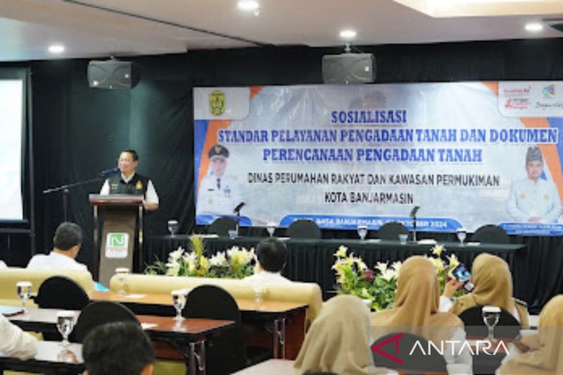 Wali Kota Banjarmasin, H Ibnu Sina, menyampaikan sambutan dalam sosialisasi mengenai pengadaan tanah dan dokumen perencanaan pengadaan tanah di sebuah hotel di Banjarmasin pada Rabu (9/10/2024). (ANTARA/HO-Humas Pemkot Banjarmasin.)