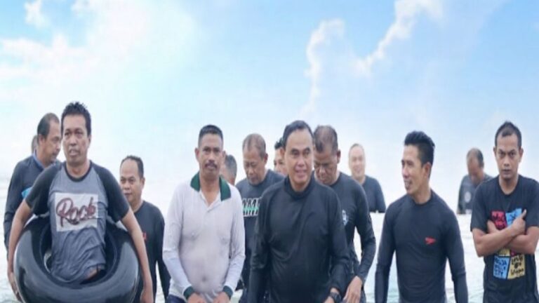 Demi Tarik Wisatawan, Bupati Tanah Bumbu Berenang di Pantai Pagatan