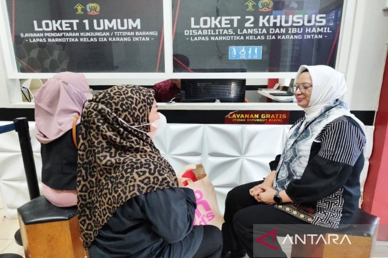 Sekretaris Inspektorat Jenderal (Sesitjen) Kemenkumham RI, Ika Yusanti, menyapa keluarga dari warga binaan yang sedang berkunjung di Lapas Narkotika Karang Intan.