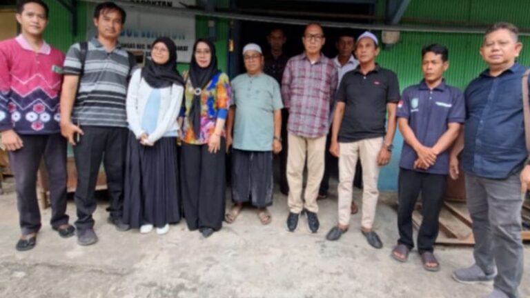 Kepala Dinas Ketahanan Pangan dan Perikanan Kabupaten Banjar Sipliansyah Hartani (empat dari kanan) foto bersama usai pertemuan dengan Kelompok Tani Lumbung Pangan Hubbul Wathon, Desa Sungai Rabgas, beberapa waktu lalu. ANTARA/HO-Media Center Kominfo Banjar