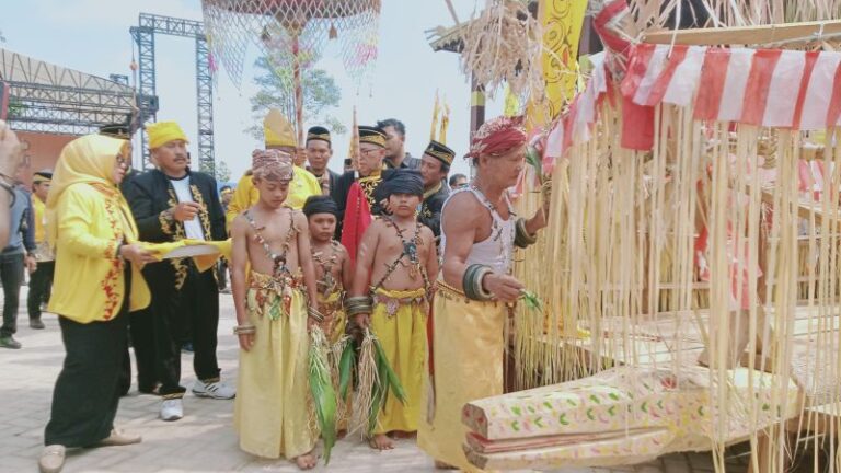 Salah satu ritual tradisional yang dilaksanakan dalam Festival Belian Adat Paser Nindoi di Kabupaten Penajam Paser Utara, Provinsi Kalimantan Timur (ANTARA/Nyaman Bagus Purwaniawan).