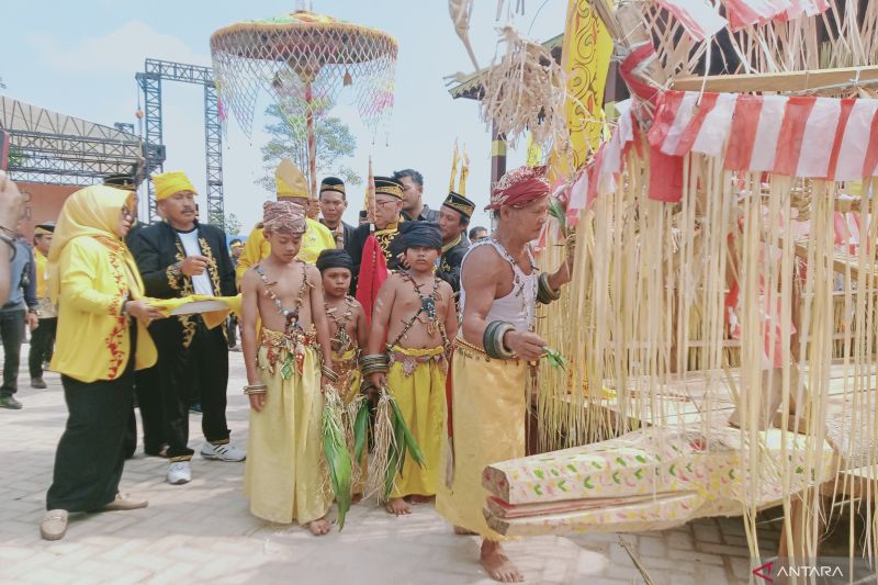 Salah satu ritual tradisional yang dilaksanakan dalam Festival Belian Adat Paser Nindoi di Kabupaten Penajam Paser Utara, Provinsi Kalimantan Timur (ANTARA/Nyaman Bagus Purwaniawan).