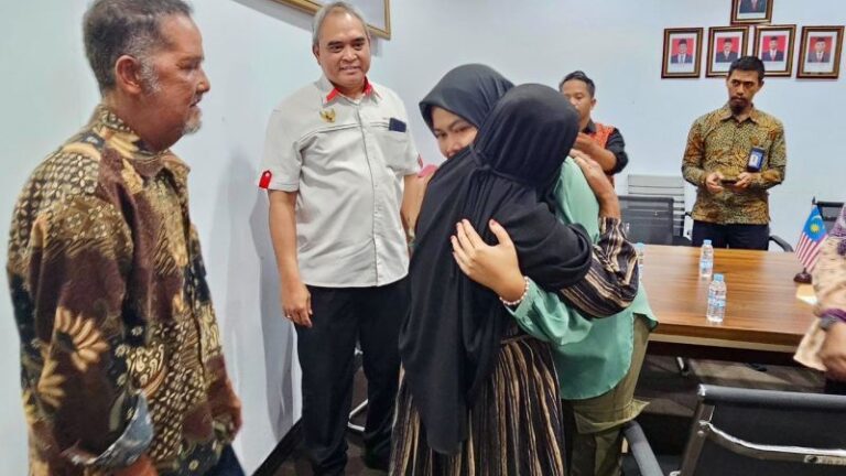 Setelah 18 tahun berpisah, korban TPPO, Marlia (kanan) akhirnya memeluk ibunya di hadapan ayahnya (kiri) dan Konsul Jenderal RI Kuching, Raden Sigit Witjaksono (kedua kiri), dalam proses pemulangannya di PLBN Aruk, Sambas, Kalimantan Barat, pada Jumat (25/10/2024).