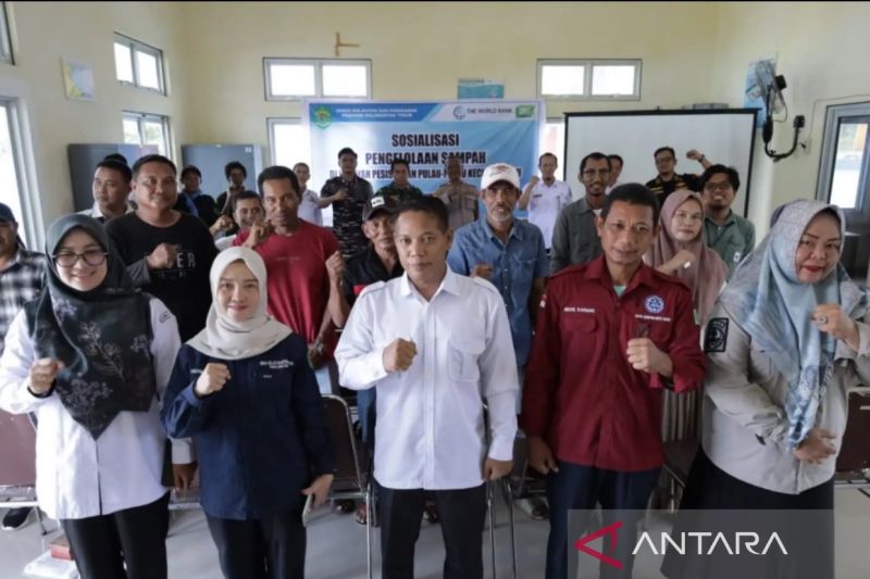 Petugas DKP Kaltim bersama peserta dalam kegiatan sosialisasi pengelolaan sampah laut di Berau. (ANTARA/HO-Diskominfo Kaltim)