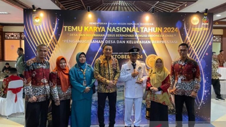 Kepala DPMPD Puguh Harjanto turut mendampingi lurah dan kepala desa yang menerima penghargaan pada ajang Temu Karya Nasional dan Penganugerahan Desa dan Kelurahan Berprestasi Tahun 2024 di Bali. ANTARA/HO-Diskominfo Kaltim