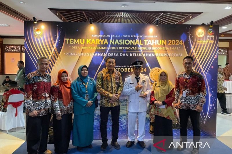 Kepala DPMPD Puguh Harjanto turut mendampingi lurah dan kepala desa yang menerima penghargaan pada ajang Temu Karya Nasional dan Penganugerahan Desa dan Kelurahan Berprestasi Tahun 2024 di Bali. ANTARA/HO-Diskominfo Kaltim