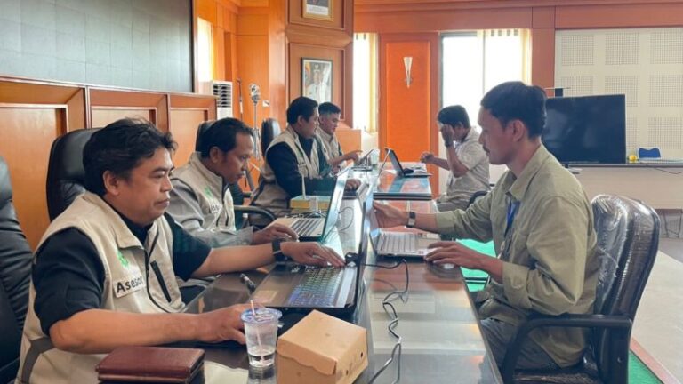 Para peserta mengikuti ujian sertifikasi tenaga ahli muda dan madya untuk bangunan sumber daya air