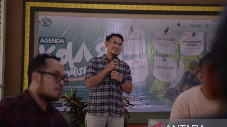 Koordinator Jikalahari, Okto Yugo Setiyo, mengungkapkan hasil temuan timnya dalam acara Kolase Journalist Camp yang diadakan di Sungai Kakap