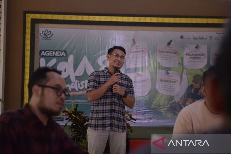 Koordinator Jikalahari, Okto Yugo Setiyo, mengungkapkan hasil temuan timnya dalam acara Kolase Journalist Camp yang diadakan di Sungai Kakap