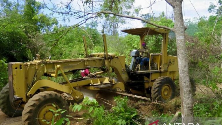 Satgas TMMD ke-122 Kodim 1010/Tapin memanfaatkan alat berat untuk membuka akses jalan yang menghubungkan dua wilayah di Desa Salam Babaris, Kabupaten Tapin, Kalimantan Selatan, pada Rabu (9/10/2024). (ANTARA/HO-Pendim 1010)