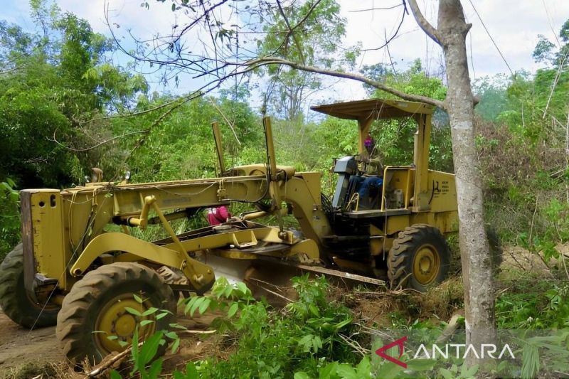 Satgas TMMD ke-122 Kodim 1010/Tapin memanfaatkan alat berat untuk membuka akses jalan yang menghubungkan dua wilayah di Desa Salam Babaris, Kabupaten Tapin, Kalimantan Selatan, pada Rabu (9/10/2024). (ANTARA/HO-Pendim 1010)