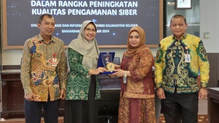 Kepala Bidang Persandian dan Keamanan Informasi Diskominfo Provinsi Kalsel, Sucilianita Akbar (kedua kiri), memberikan plakat kepada Ketua Keamanan TIK Pusdatin BPOM RI, Wina Budiwardani, di Banjarbaru, Jumat (25/10/2024).