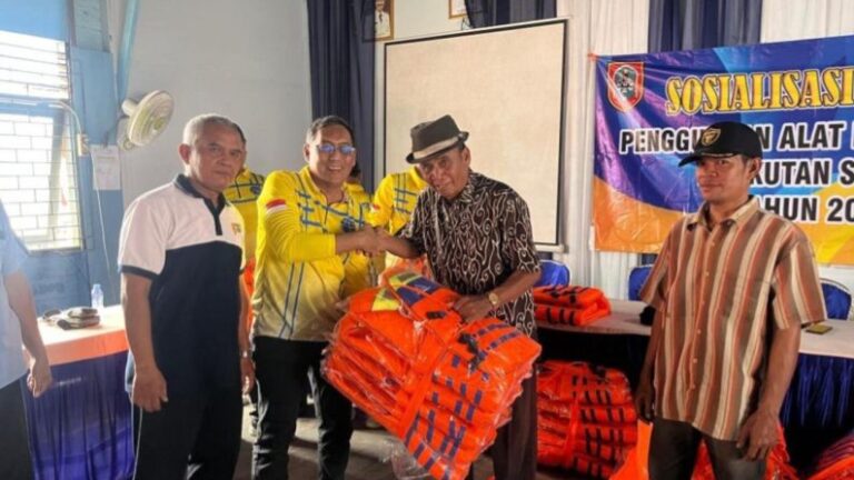 Tekan Kecelakaan di Sungai, Dishub Kalsel Bagikan 100 Pelampung