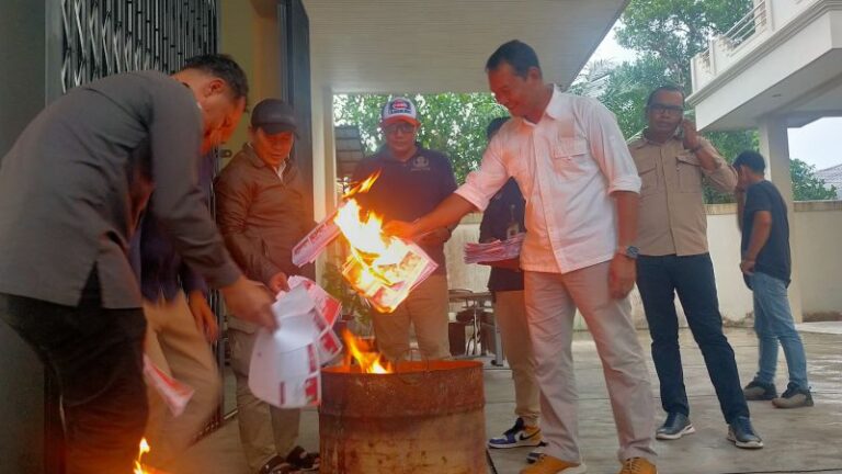 KPU Singkawang Bakar 753 Lembar Surat Suara Rusak