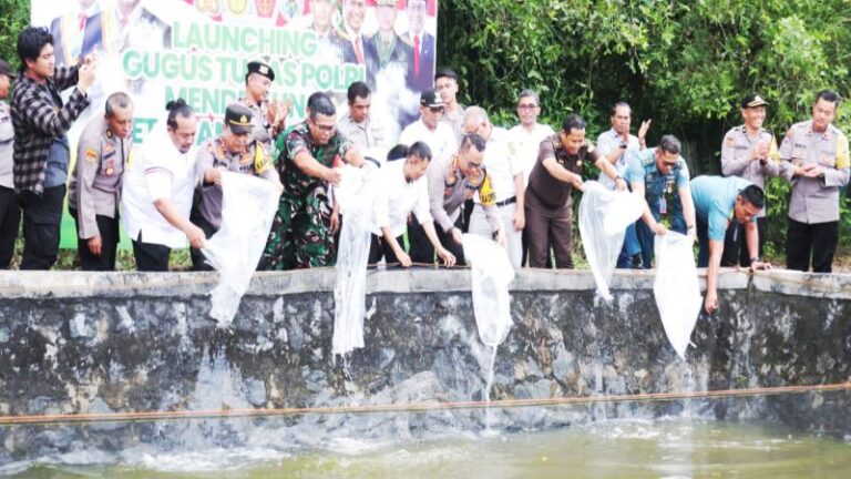 Dukung Program Asta Cita, Polresta Banjarmasin Tabur 12.000 Bibit Ikan