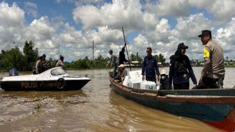 Distribusi Logistik Pilkada, Polresta Banjarmasin Kerahkan Kapal Polisi
